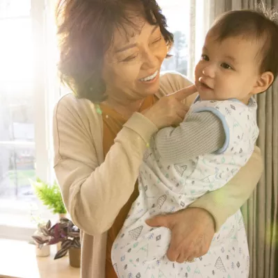 Ingenuity - Sac de dormit Swaddle Me Night Sack Sleeper, 3-18 luni, Sunset Space