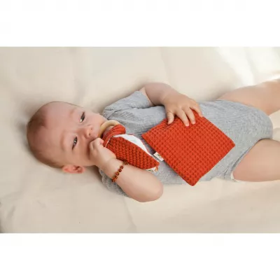 Jucarie organica cu inel de prindere din lemn si urechi din material textil, caramiziu, Gruenspecht 696-V2