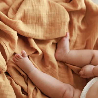 ONINO - Muselina multifunctionala din bumbac 100% organic, HUG.me, Honey Gold, x1 bucata, 120 x 120 cm, certificata GOTS