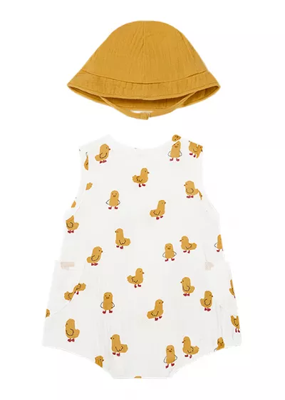 Set Salopeta cu imprimeu pui si palarie Better Cotton - Mayoral 
