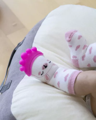 Sosete roz cu accesoriu dentitie Teether Socks - BabyJem