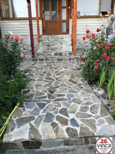 Exemplu de amenajare exterioara a casei cu piatra naturala VINCA