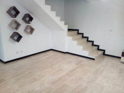 Amenajare spatiu in Bacau cu pardoseala din travertin si trepte din marmura - Portofoliu VINCA
