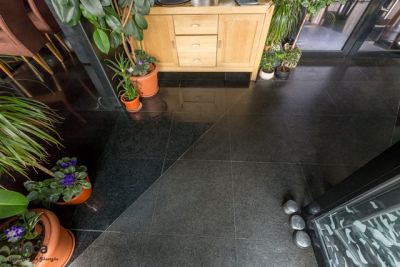 Un restaurant deosebit- Noir, combinatie de granituri