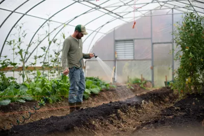 Construcția unui solar din țeavă pentru cultivarea plantelor și legumelor de grădină