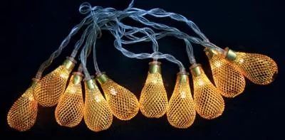 Decoratiuni de Craciun - instalatie cu becuri tip lanternă auriu, 2xAA, iluminat 0.9 m, hectarul.ro