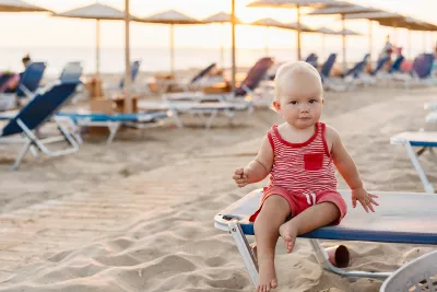 Călătoria și vacanța cu bebelușul vara: bagaj, drum și caniculă în mașină