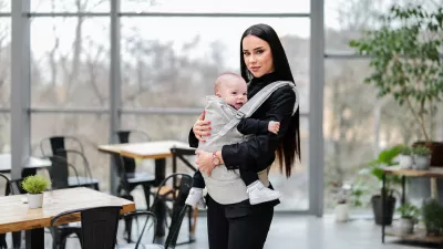 Ghidul marsupiului ergonomic: tot ce trebuie să știi înainte să pui bebe aproape