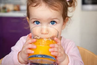 Sucul de fructe la bebeluși: de ce nu e recomandat și ce oferi în schimb