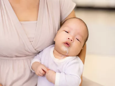 Refluxul la bebeluși: ce e normal, semne de alarmă și când mergi la pediatru