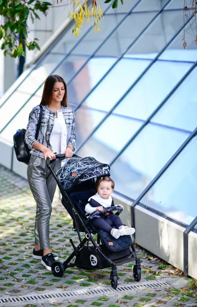 Carucior Myla, de la 0 luni pana la 3 ani, maxim 15 kg, cadru din aluminiu, pliere tip troller, cos auto optional, Negru