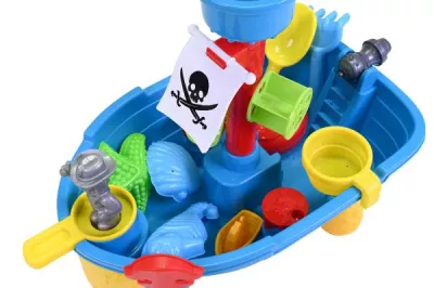 Masuta pliabila Vapor de joaca cu nisip si apa pentru copii, Knorr Toys, include lopatica, multiple forme pentru nisip, 2 cadite pentru apa, 51x31,5x58 cm, 3 ani+, Corabia Piratilor