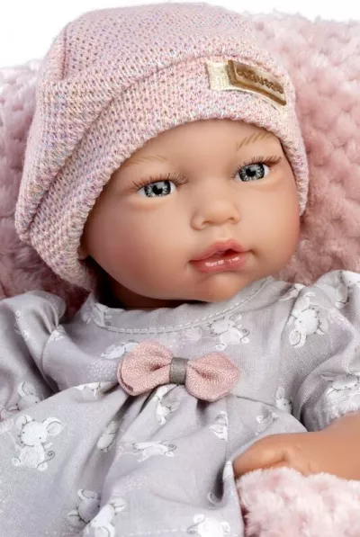 Papusa clasica, Blanca, cu sunete, 38 cm, corp moale cu greutate, cu hainute si patura roz de lana incluse
