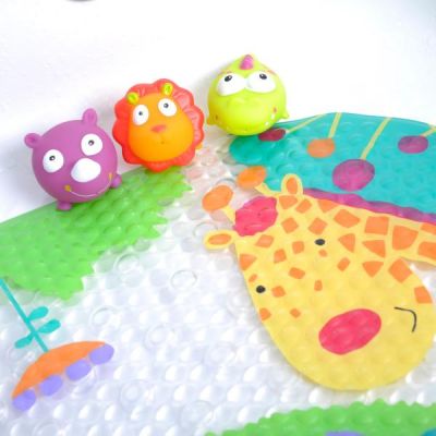 Jucarii bebelusi - Set de baie 4 piese, Knorr Toys, include covoras de baie din PVC 69x39 cm si 3 jucarii animalele junglei, 0 Luni+, bebelorelli.ro