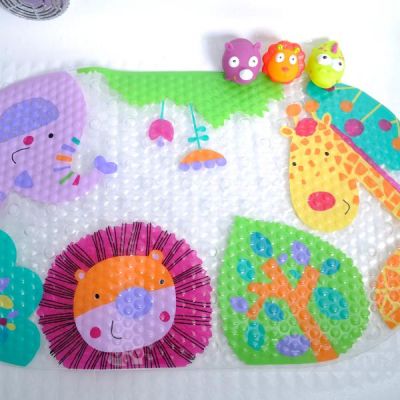 Set de baie 4 piese, Knorr Toys, include covoras de baie din PVC 69x39 cm si 3 jucarii animalele junglei, 0 Luni+