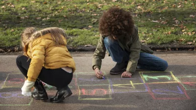 Jocuri pe asfalt. Idei de activități cu creta pentru copii