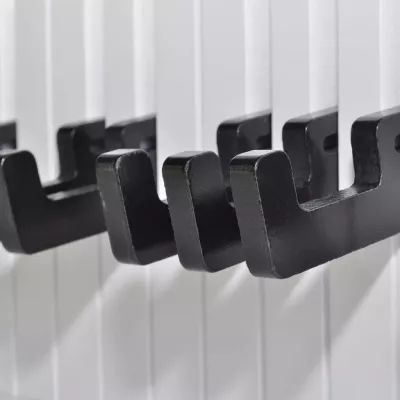 Cuier de perete cu design claviatură de pian cu 16 cârlige negre