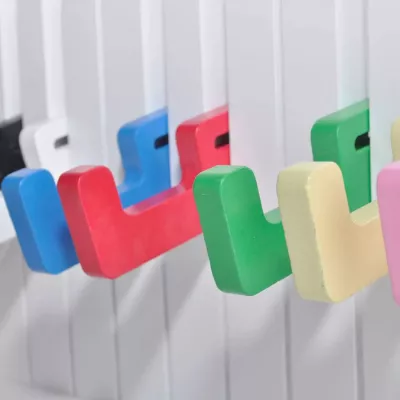 Cuier de perete cu design claviatură pian, 16 agățători colorate