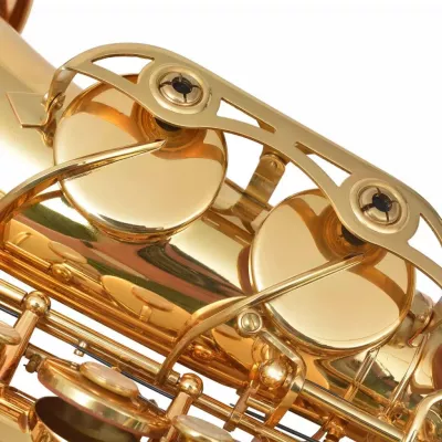 Saxofon din alamă galbenă cu luciu auriu