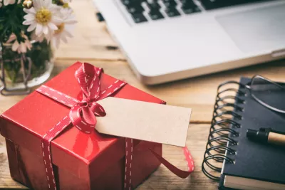 10 obiecte de birotică pe care le poți transforma în cadouri pentru colegi