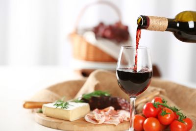 Asocierea vinului cu mancarea: reguli esentiale pentru a crea o experienta culinara deosebita
