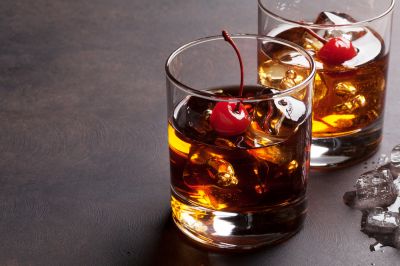 Cocktailuri cu whisky: idei de retete pentru a-ti incepe aventura in mixologie