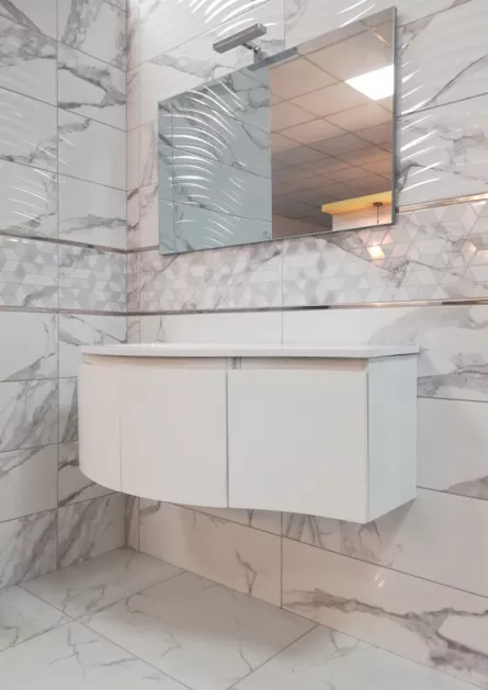 Faianta pentru baie si bucatarie, Calacatta White, dimensiuni 25 X 75 cm