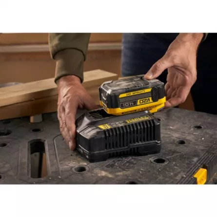 Set acumulator 18V/ 4Ah si incarcator Stanley SFMCB14M1