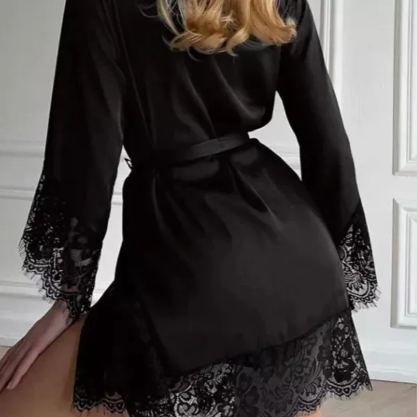 Lenjerie - Halat negru din satin cu detaliu dantelă, edera.ro