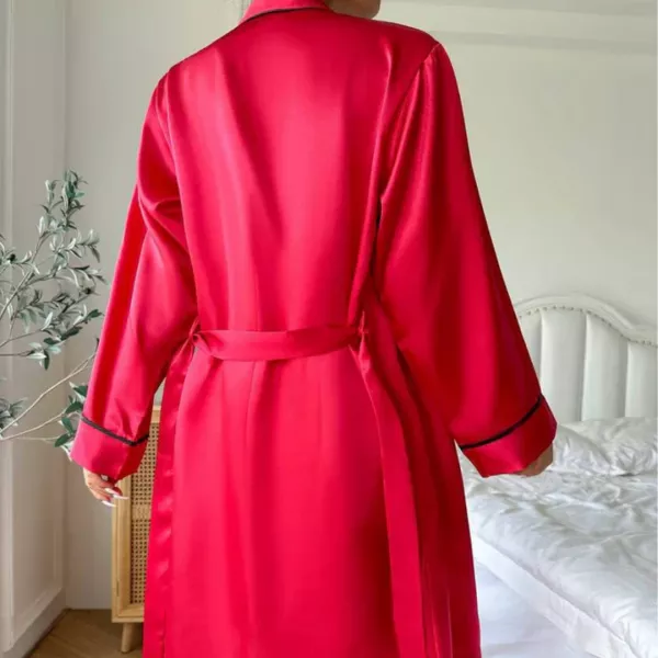 Set pijamale halat de noapte, maiou și pantalon scurt din satin