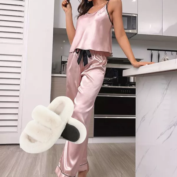 CADOURI - Set pijamale satin roz (maiou + pantaloni) + papuci pufoși, edera.ro