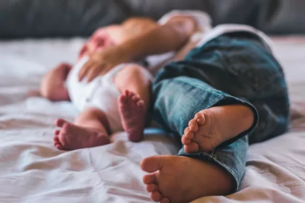 Colicile la bebeluși: cum se manifestă  și ce accesorii te ajută să le ameliorezi