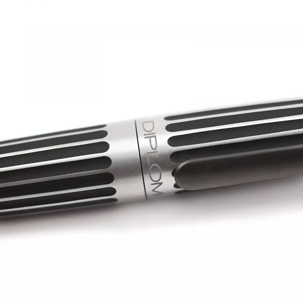Stilou Diplomat Aero Black Stripes, penita EF, accesorii din aluminiu, corp striat culoare negru / argintiu