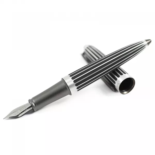 Stilou Diplomat Aero Black Stripes, penita M, accesorii din aluminiu, corp striat culoare negru / argintiu
