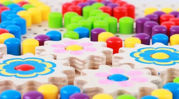Joc educativ din lemn Karemi cu margele colorate