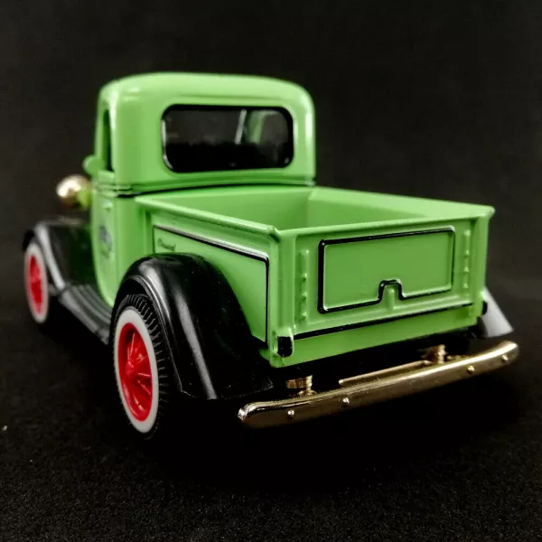 Masina de jucarie Karemi, de epoca, cu lumini si sunete, verde, nr 11, 12x6x6 cm