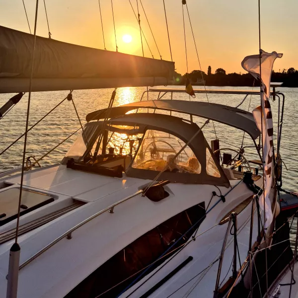 Experienta romantica | Apus pe velier | 2 persoane | Cazare la bord