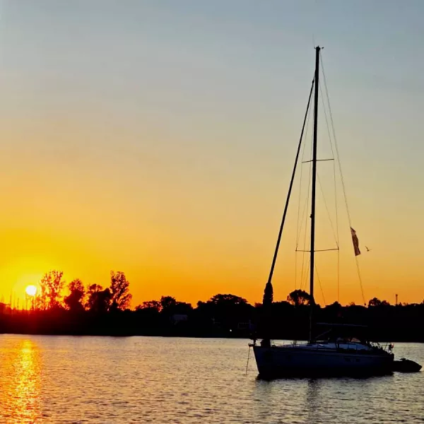 Sailing, Plimbări cu Velierul & Cursuri de Navigație - Experienta romantica | Apus pe velier | 4 persoane | Cazare la bord, smartexperience.ro