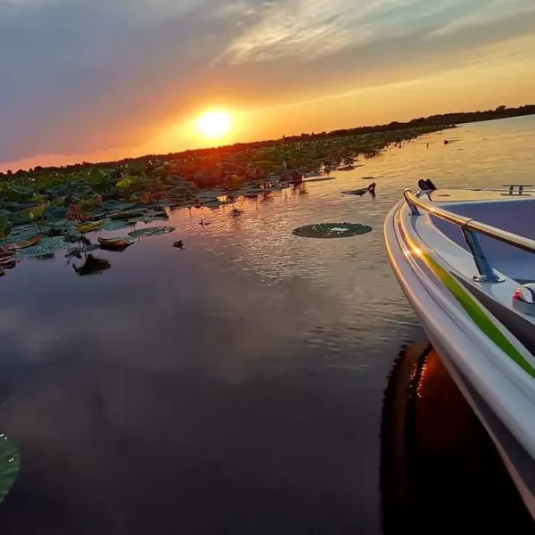 Experiență Sailing Cadou - Plimbare cu barca pe lacul Snagov | 2 persoane, smartexperience.ro