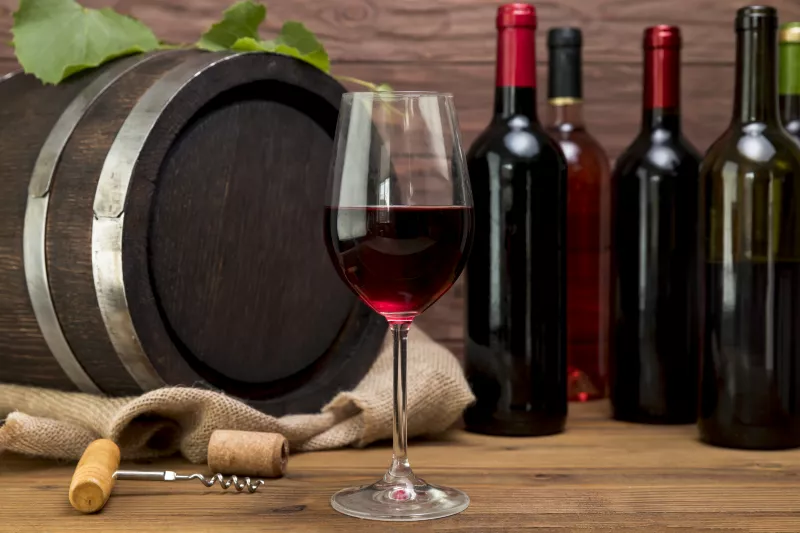 Tot ce trebuie să știi despre depozitarea vinului în damigene