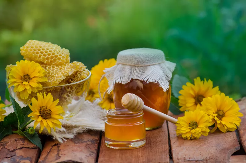 Tot ce trebuie să știi despre depozitarea mierii în borcane