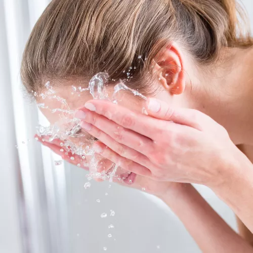 De câte ori trebuie să ne spălăm pe față?