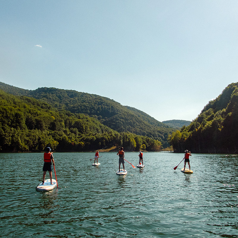 TEAMBUILDING - Stand Up Paddle pe lacul Siriu, 15 persoane, smartexperience.ro