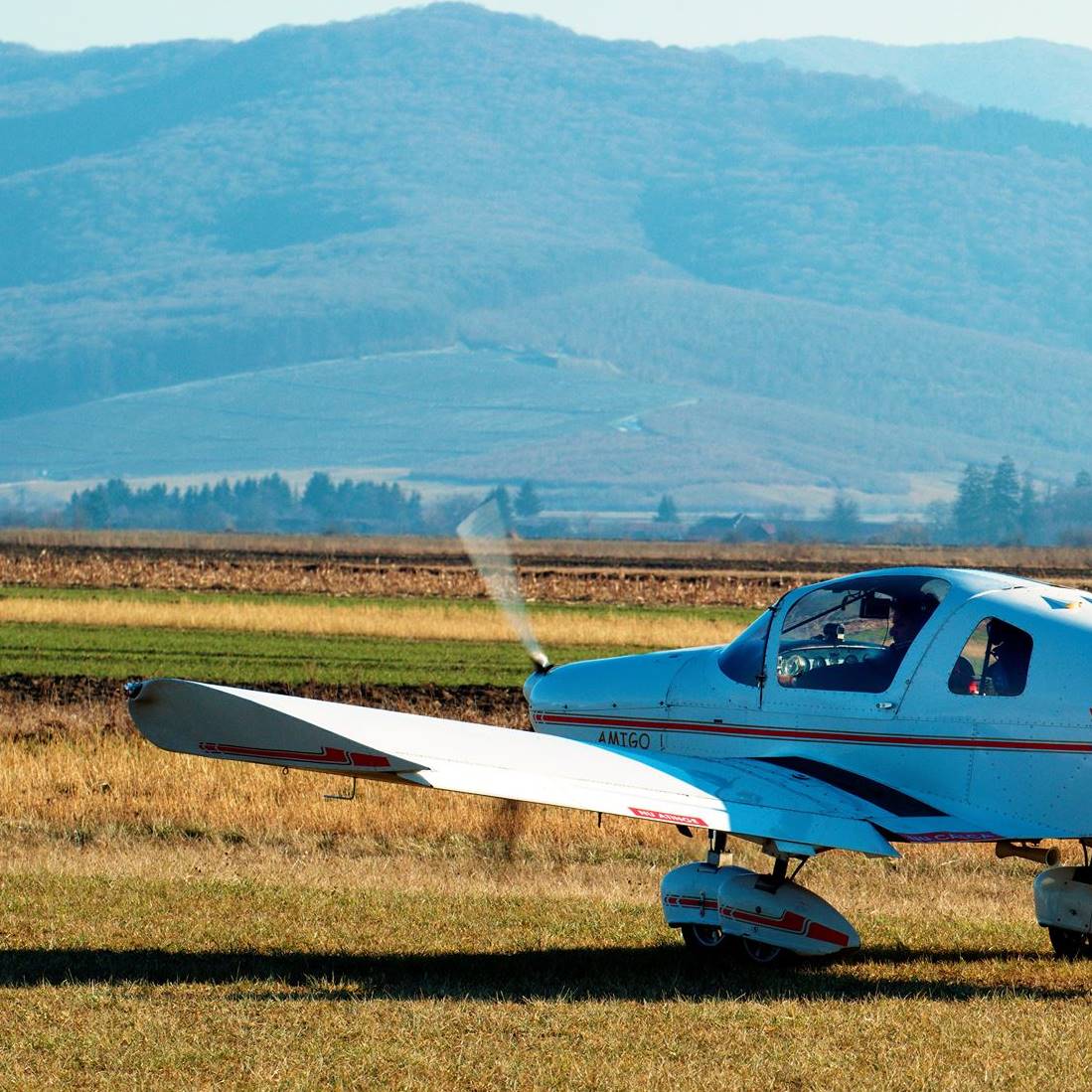 Zbor cu Avionul Cadou - Lectie de initiere in zbor pentru tine si invitati | 3 Persoane | Brasov, smartexperience.ro