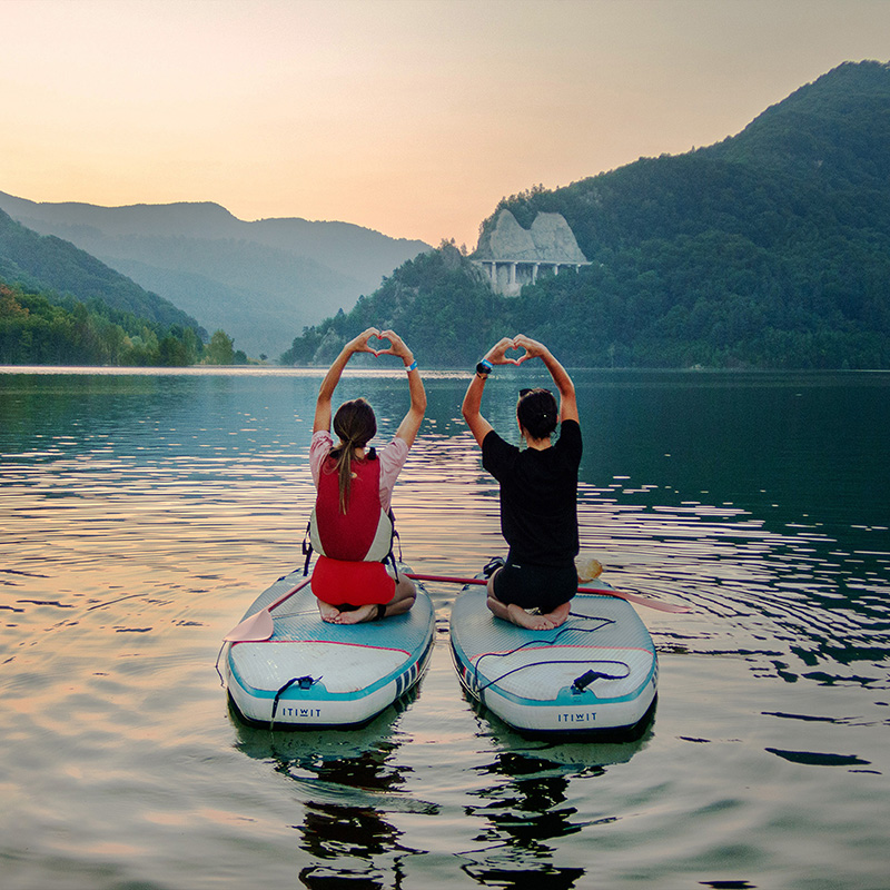 Experiență Rafting si Stand-up Paddle Cadou - Stand Up Paddle pe lacul Siriu, pentru grup de 6 persoane, smartexperience.ro