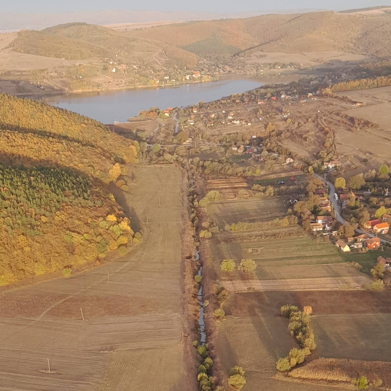 Zbor cu balonul in zona Moacsa-Lacul Padureni | cazare | cina | 2 adulti si 2 copii