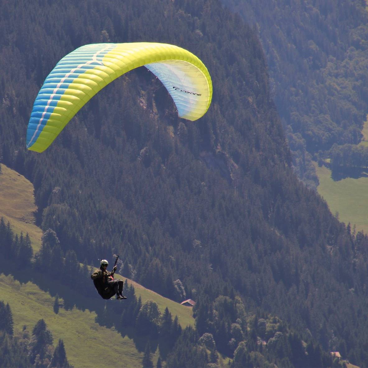 Zbor cu Parapanta - Experiență Cadou - Zbor de durata, cu parapanta, Bunloc, 1 Persoana, smartexperience.ro