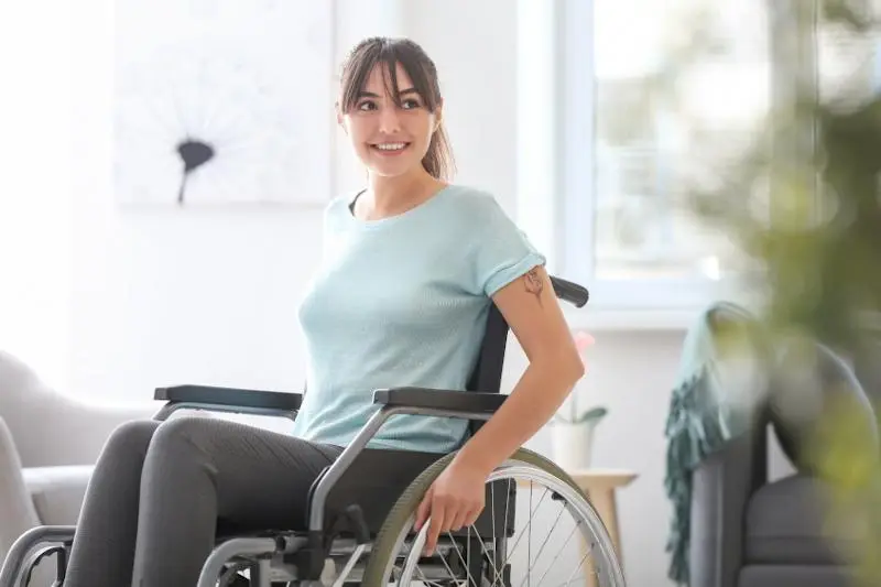 Accesorii pentru scaunele cu rotile: 6 articole care iti vor usura viata